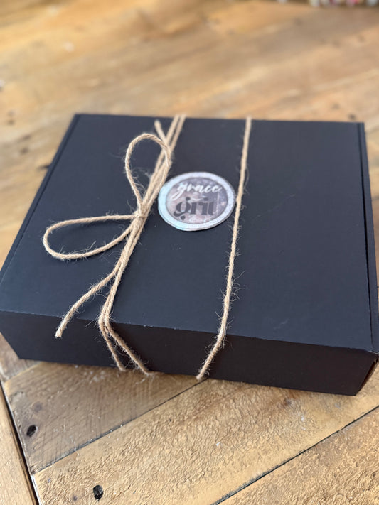 Grateful Heart Gift Box – Trucker Hat, Heart Necklace, Silver Ring & 5×7 Art Print